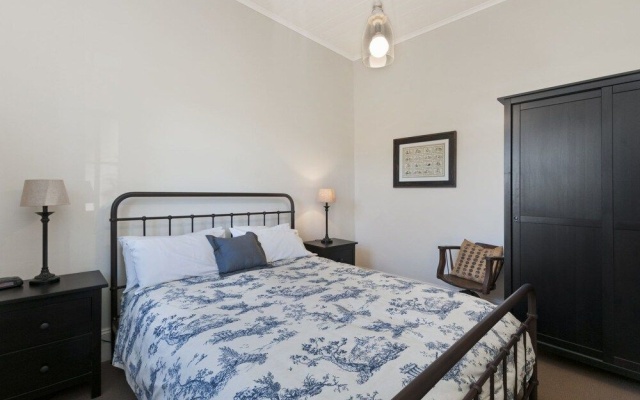 Cottage on James circa:1855 - Modern historic – Guest Rooms – Port Fairy