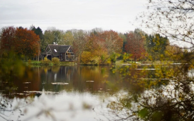 Stunning Lakeside Country Retreat near Cirencester