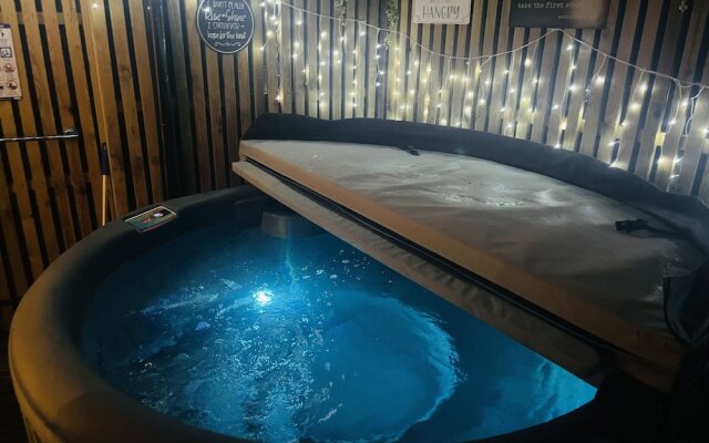 Hidden Hot Tub Retreat Apartment in Nottingham