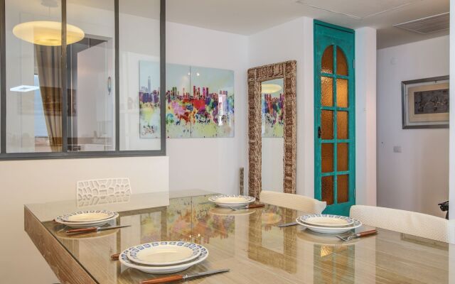 High Standard Seaside Apartment w/ Parking