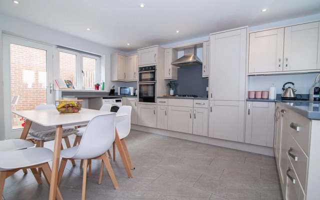 Elegant Ludlow Haven: 4Bed Ultimate Tranquility