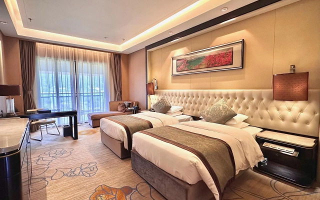 River & Holiday Maple Hotel