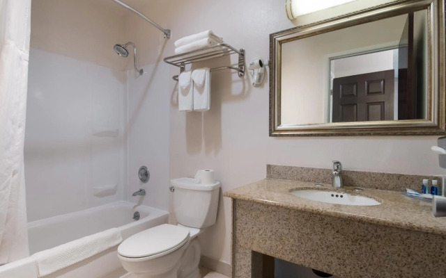 Rodeway Inn & Suites Hwy 217 & 26 W