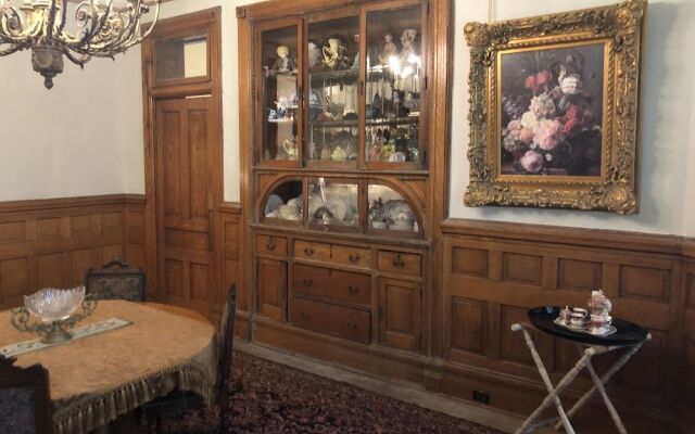 Vineyard Mansion & Carriage House Bed & Breakfast