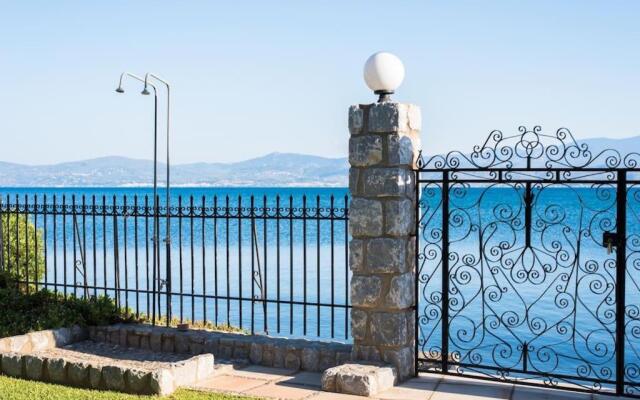Seafront Luxury Villa w 5-en Suite BR BBQ