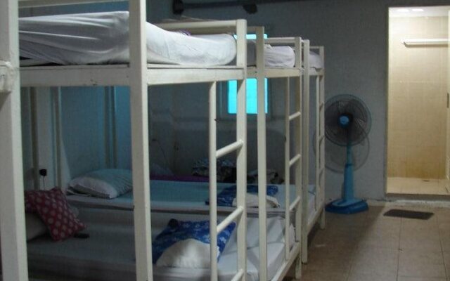 Lucky House Dorm & Private Rooms