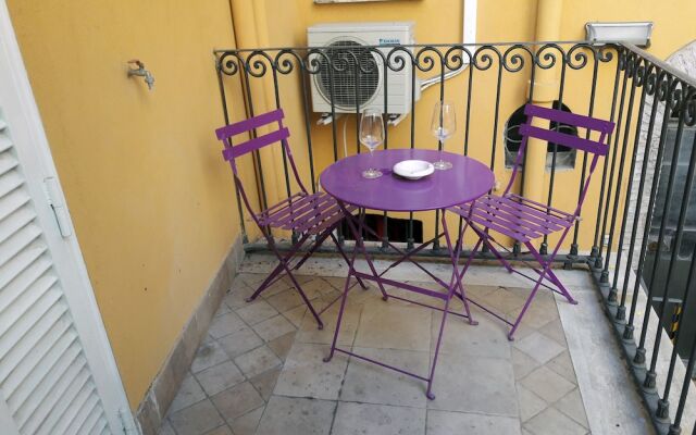 Anastasia Hidden Balcony - An hidden balcony inside Trastevere