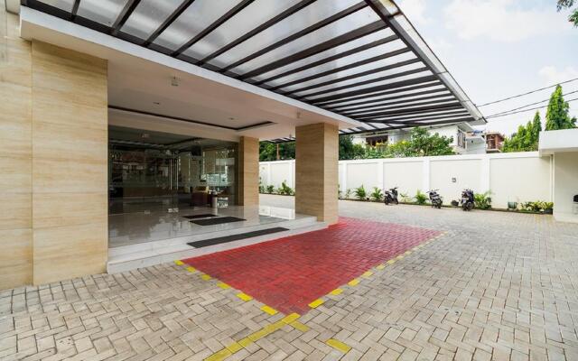 RedDoorz Plus near Lippo Mall Kemang 2