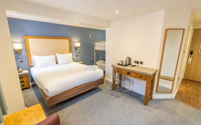 Waterside Hotel & Leisure Club
