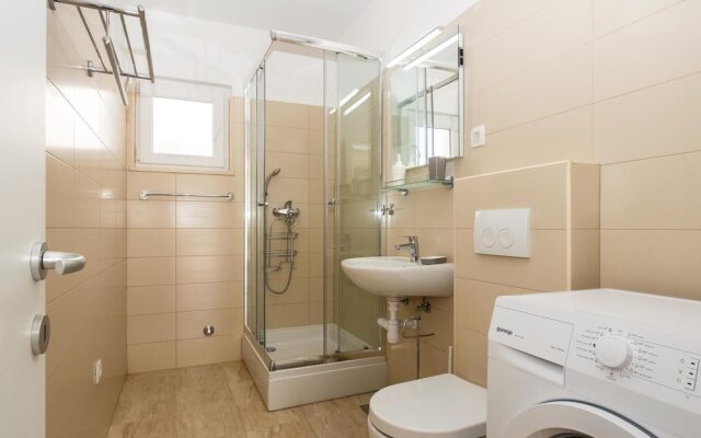 Beautiful Home in Milna With Wifi and 4 Bedrooms