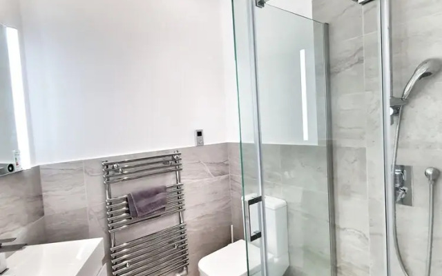 Urbane Spacious Executive Apartment