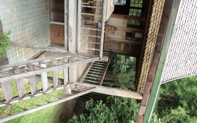 Thai Teak House Garden Homestay