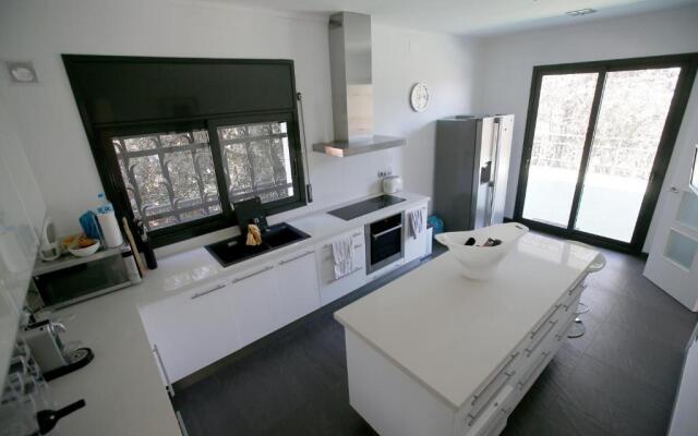 Vila Burriac ,Sunny, Spacious , Private Pool