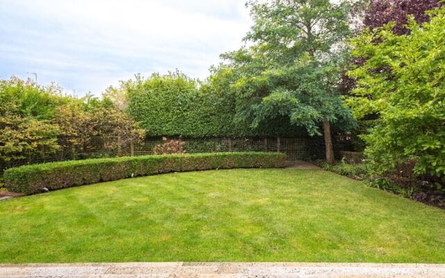 The East Finchley Retreat - 6BDR House with Swimming Pool, Garden, Parking, Pool Table Room