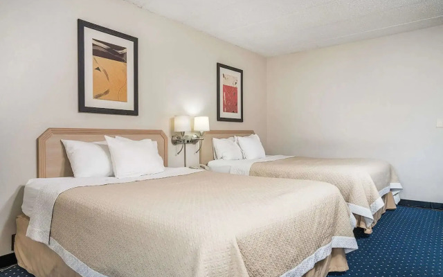 Norwood Inn & Suites La Crosse