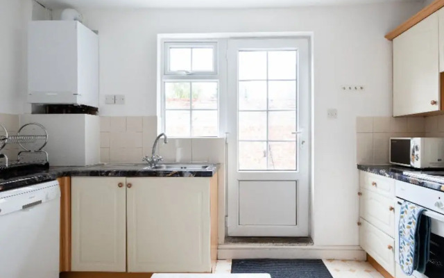The Emmanuel Orchard - Central 4BDR Home with Parking