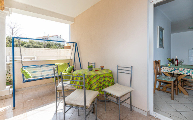 Beach Apartment Alenka Green