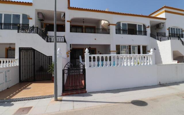 Lovely 2 bedroom house with free parking and pool, near a golf course