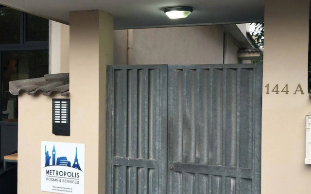 Metropolis Rooms & Services