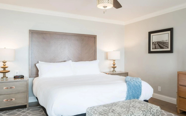 456 Embarcadero Inn & Suites