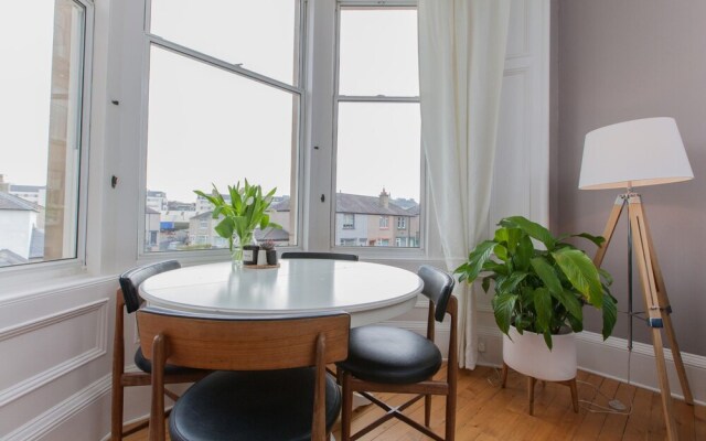 Spacious, Stylish 2BR Flat For 4 in Leith Walk