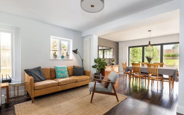 Stunning 5 Bed in the Centre of Bourton
