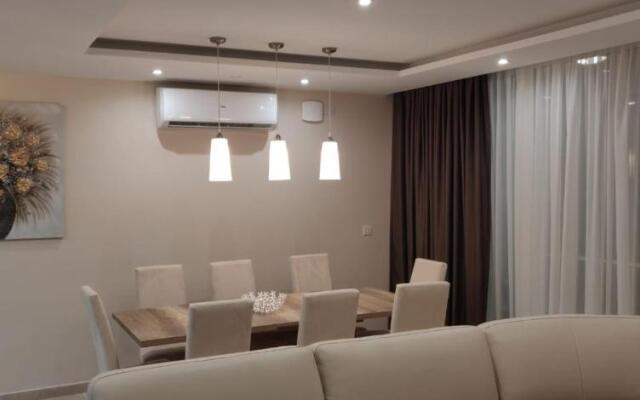Wileg 4B Luxury Two Bedroom Apartment with Shared Swimming Pool.