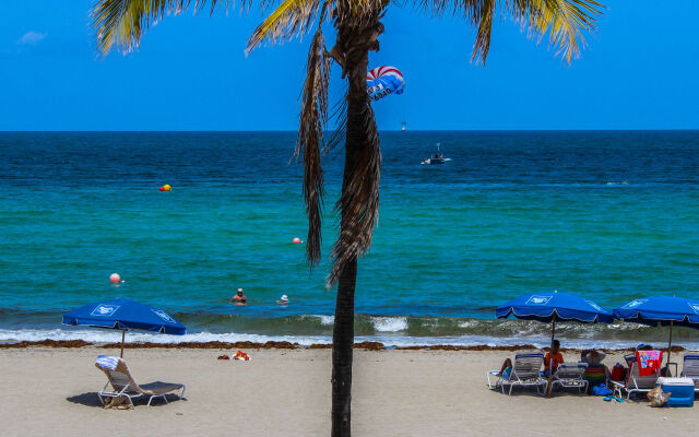 Hollywood Sands Resort