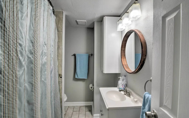 Romantic Apt: Private Patio & Shared Hot Tub!