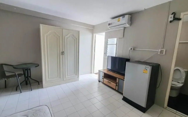 RoomQuest Bangkok Ratchada