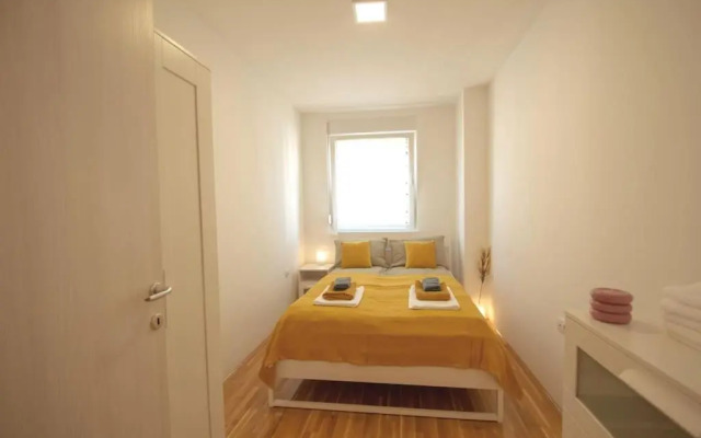 White Fields-Central 2-bdrm apartment with parking