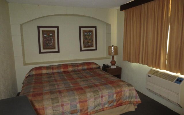 Hotel Las Palmas Midway Inn