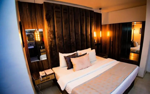 Vic & J Lounge and Hotel