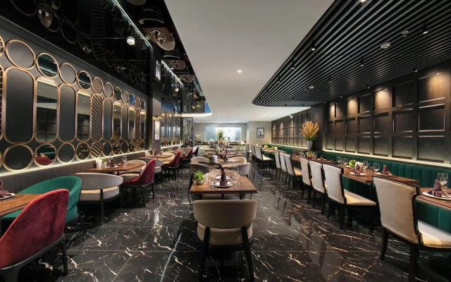 May de Ville Crown Hotel