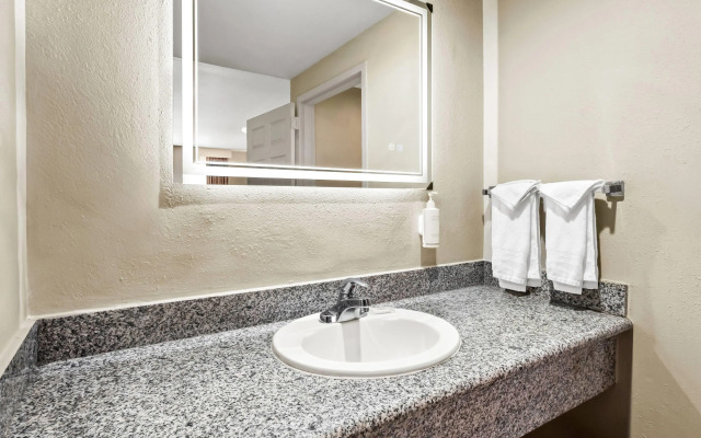 Days Inn by Wyndham Fontana / Rialto