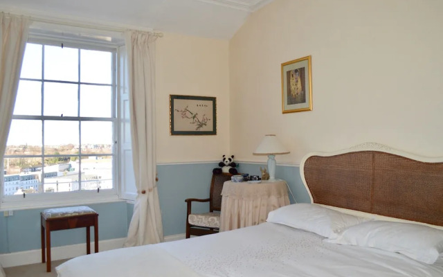 Traditional 3 Bedroom Apartment in Edinburgh's New Town