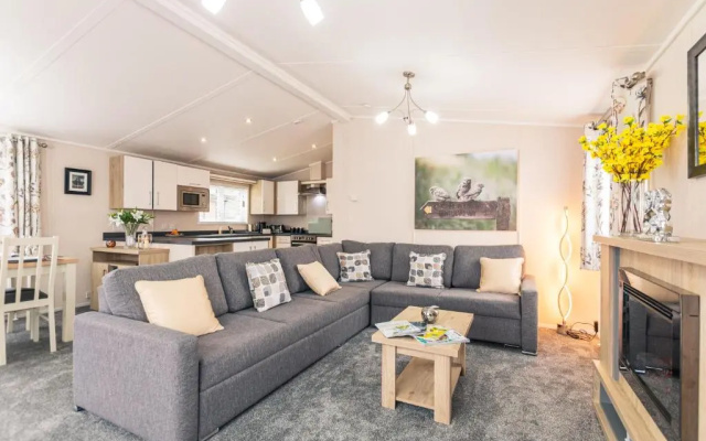 Primrose Lodge with Hot Tub