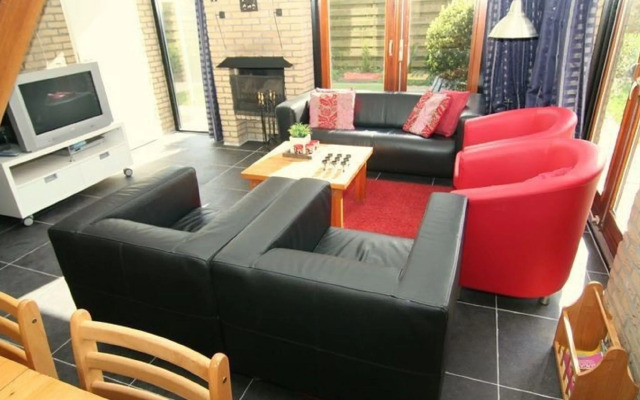 Detached holiday home with dishwasher, located on Texel