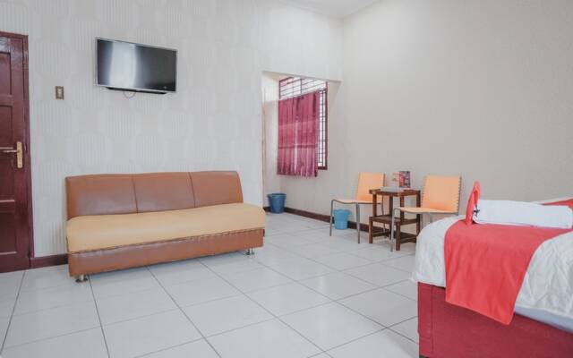 RedDoorz Plus near Istana Maimun Medan