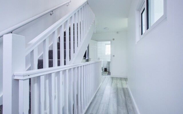 6 - 7 Beds-sleeps 12-elizabeth Line-free Parking