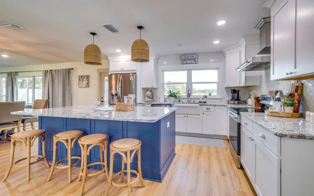 Lakefront Inverness Getaway w/ Kayaks & Bikes!