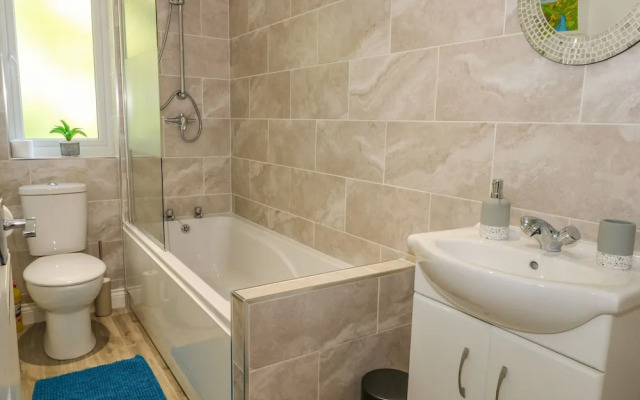 6 Hunters Green Close