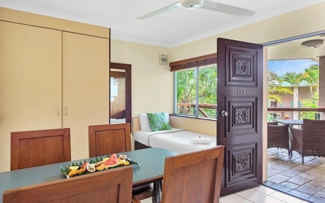 Bay Village Tropical Retreat & Apartments