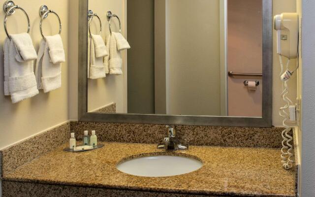 Quality Suites Lake Wright - Norfolk Airport