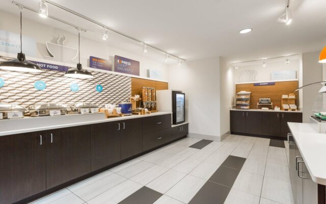 Holiday Inn Express Hotel & Suites Wilmington-University Ctr by IHG