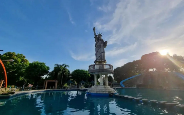 Libertyland Waterpark Resort