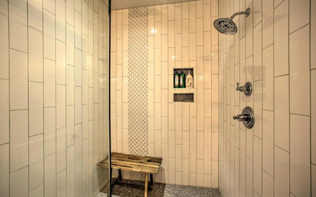 2 Mi to Downtown: Luxe Greenville Retreat!