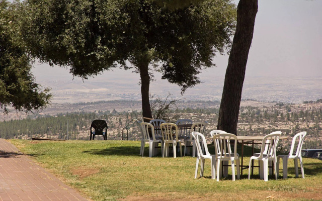 Shoresh Green Hills Family Suites Hotel