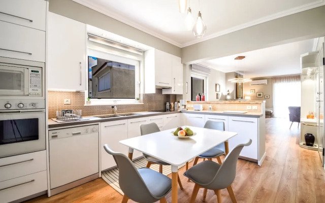 Alimos Luxury 3 Bd Apt w Stunning Views