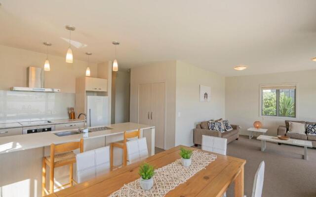 Lakeside Villa Retreat - Matarangi Downstairs Holiday Unit